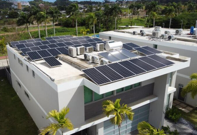 cuántas placas solares necesita una casa en Puerto Rico